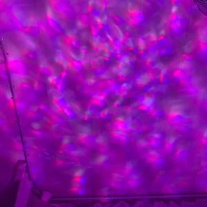Galaxy projector - Du får en mycket din stjärnhimmel i ditt tak😍 köpt på amazon. Färgerna är: massa olika blåa, olika rosa nyanser, olika lila nyanser, grön, röd, blandade färger så som grön och röd, vitt. Om fler är intresserade - bud från 300kr🥰  det följer med en kontroll till. Köparen står för frakten🥰