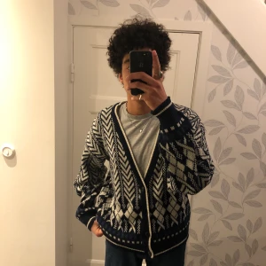 Vintage Cardigan - Fet Vintage Cardigan gjord i Korea. Finns inga defekter. Storlek L men kan även passa M. Möts i Malmö och tar Swish. Står ej för Frakt! (: