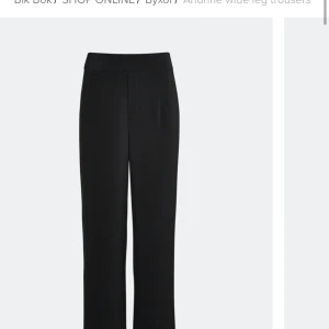 Bikbok ”kostymbyxor” - Säljer mina helt nya och aldrig använda favoritbyxor i storlek 34från bikbok för har två par, det är svarta kostymaktiga lite mer avslappnade byxor, ganska höga i midjan och väldigt bekväma, passar till både fest och till vardags. Ordinarie pris 299 men säljer för 150. Dm för fler och bättre bilder. Köparen står för frakt.