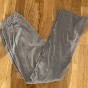 Mjukis - Super gosiga mjukisbyxor från Gina Tricot. Har tyvärr tappt bort bandet men de är stretchiga i midjan så det gör absolut ingenting för mig iallafall! Säljer då de tyvärr är förstora:( Frakt tillkommer! Nypris: 299