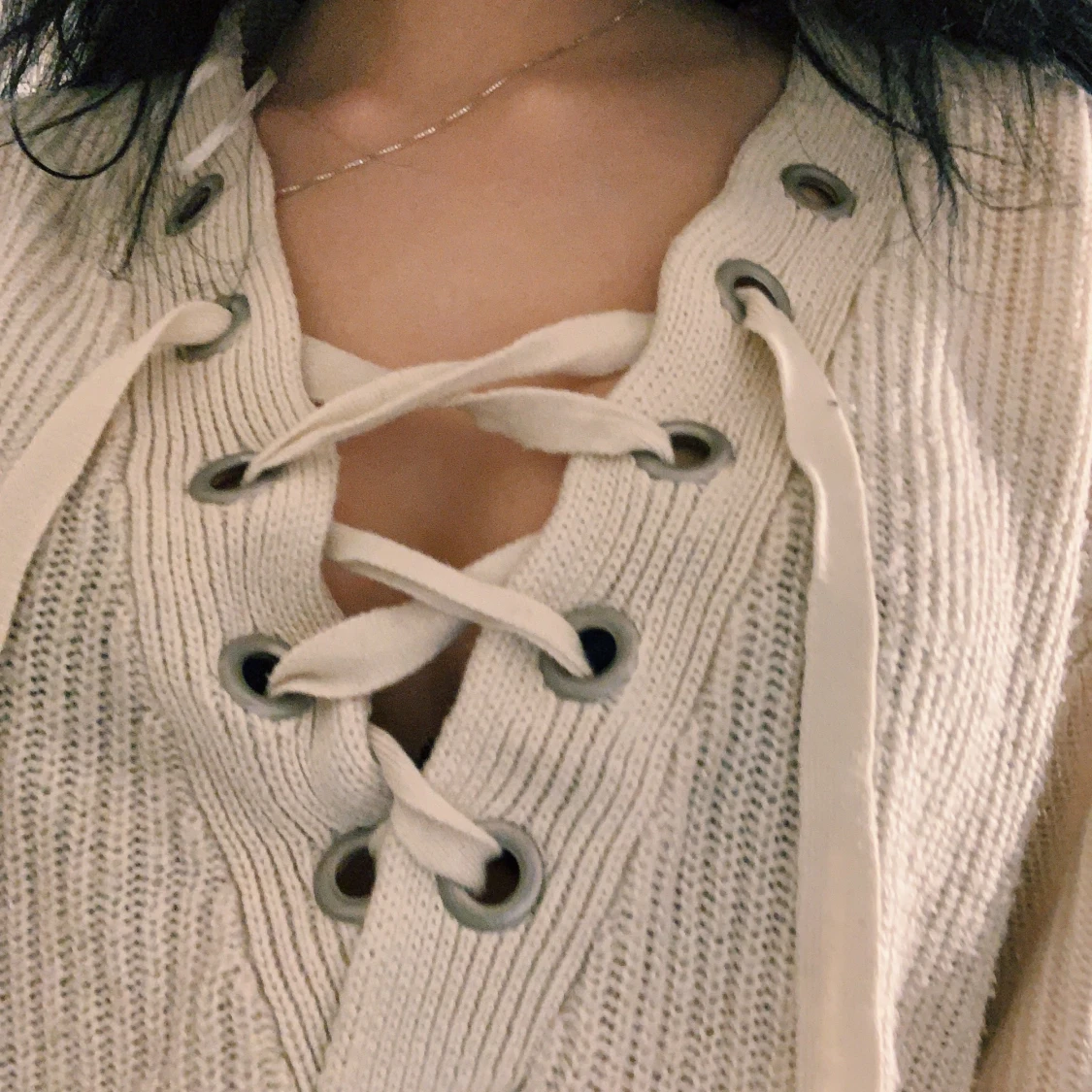 Stickad tröja med snörning