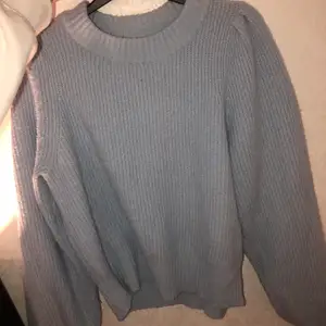 Säljer min ljusblåa stickade tröja från Monki då den ej kommer till användning längre. Den är i storlek S men kan även användas som M. Tröjan sticks inte och är varm så den passar perfekt till nu till vintern. 