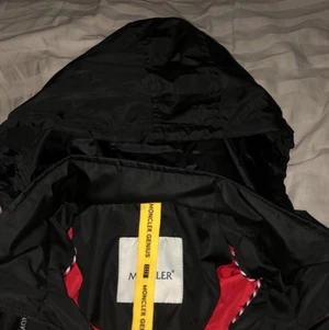Moncler jacket - Nästan helt ny moncler jacka storlek 2 som är medium med passar mer small! 