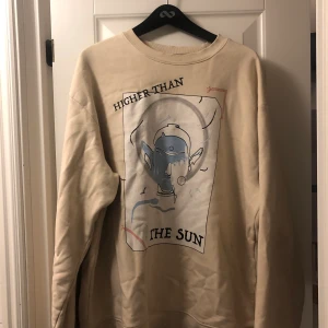 Weekday Sweatshirt - Skön sweatshirt från Weekday med retro-tryck. Har några fläckar men i övrigt fint skick! Säljer då den blivit för stor för mig!