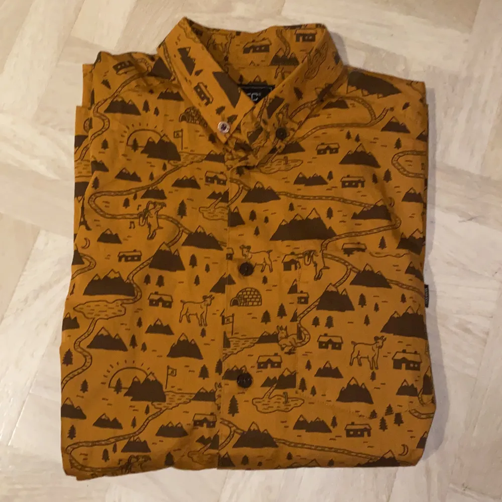 Cool skjorta som är helt oanvänd. Köptes som present, men var för liten. Riktigt snyggt och unikt mönster. Prislappen finns kvar. Frakt tillkommer.. Skjortor.