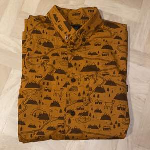 Cool skjorta som är helt oanvänd. Köptes som present, men var för liten. Riktigt snyggt och unikt mönster. Prislappen finns kvar. Frakt tillkommer.