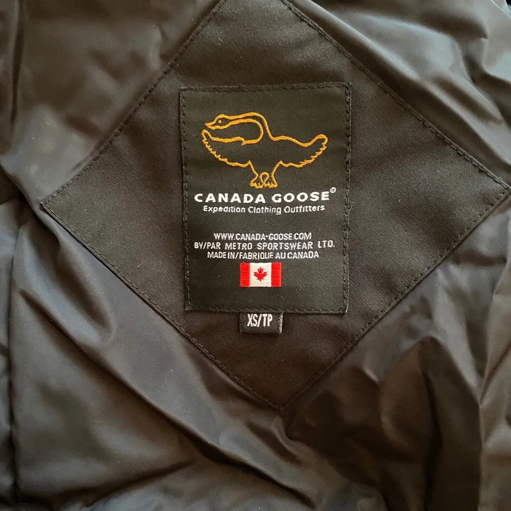 Säljer min Canada Goose väst för 1500kr i storlek XS! Begagnad men fräsch och hel!! 😇 Köpt på NK! . Jackor.