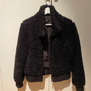 Jacka - Fluffig svart jacka från zara. Strl S