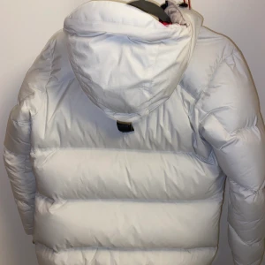 Sail Racing vinter jacka - Super ren, Alldrig använd, puffig, varm, luva, äkta Sail Racing och jätte mysig! Om mer frågor kontakta mig! 