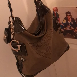 Guess väska - Väldigt snygg guess väska med fina gulddetojer, man får plats med mycket. Väldigt yk2 och fruktansvärt snygg köpt second hand❤️