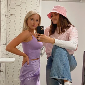 Lila kjol - Säljer även denna lila kjol som jag har på mig i ett annat inlägg. Bra skick! 