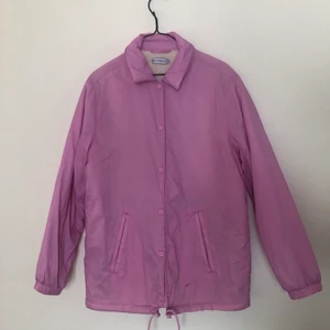 Coach jacket  - En coachjacka från light before dark med mysigt foder (inget foder i armarna) finns ett litet hål på framsidan och lite svart färg på ena ärmen, Fråga om bild om du vill se🌸  Annars en superfin jacka! Frakt ingår💕
