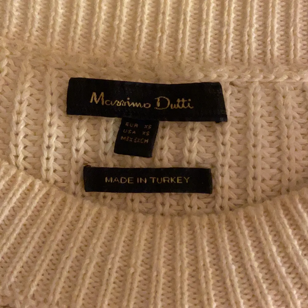 Söt stickad tröja från Massimo dutti i fint skick. Jätte snygg på sommaren över en klänning eller med en söt kjol⚓️🌺. Stickat.