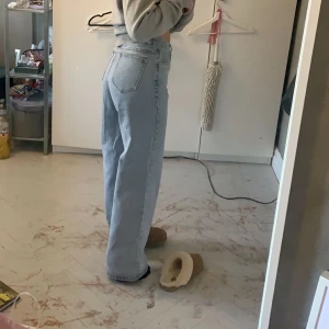 raka jeans - raka jeans från shein i storlek M, säljer pga råkade beställa 2 likadana, ligger snyggt över skon på mig som är 165 cm lång. tveka inte att höra av dig för fler bilder.