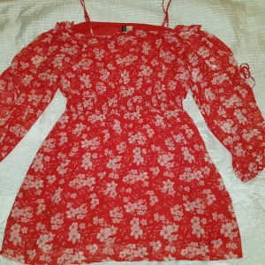 Jättesöt klänning - Röd detaljerad klänning med blommor och off-shoulder. Nyskick.