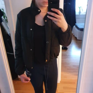 Shein höst/vinter/vår jacka - Endast använd 2-3 gånger. Storlek S. Färg Svart.