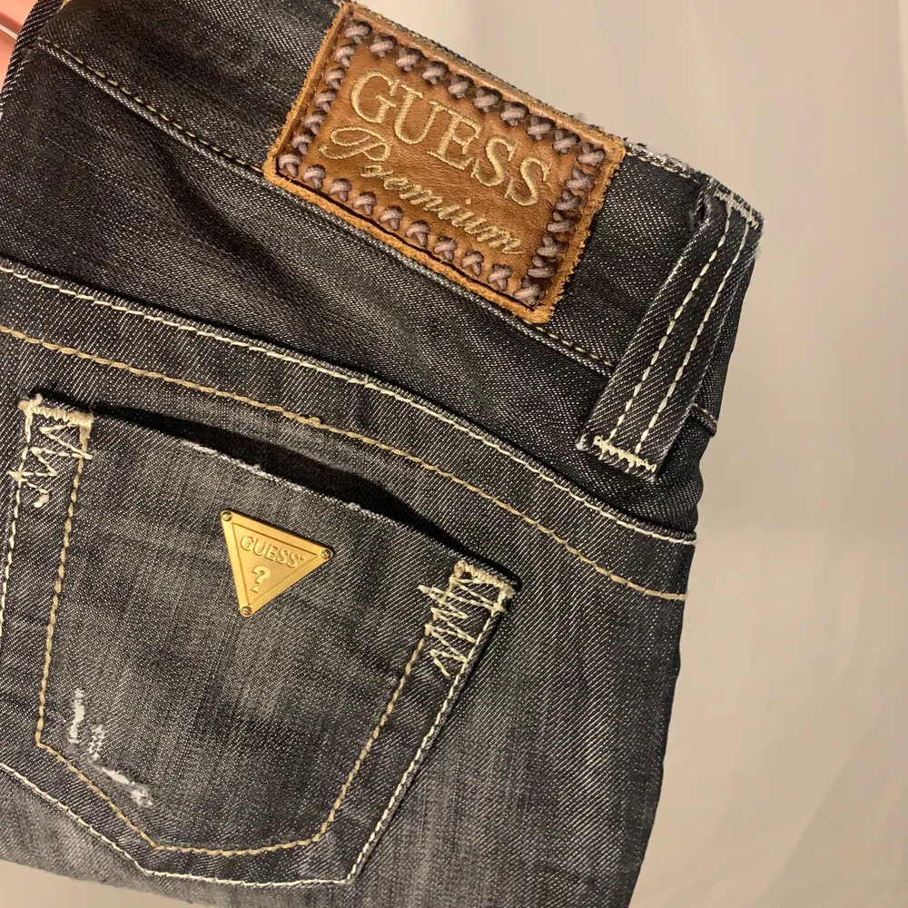 Grå jeans från Guess Premium. Fint skick. Lågmidjade och skinny. . Jeans & Byxor.
