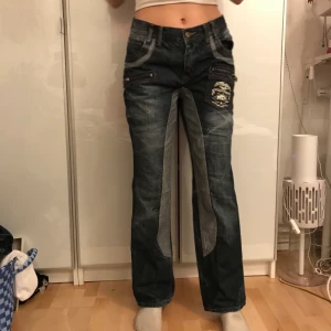 Tuffa jeans - Skittuffa y2k jeans som är baggy och lågmidjade så fina och coola!!! Använda tyvärr inte avling då de inte riktigt är min stil längre, NYSKICK!😁