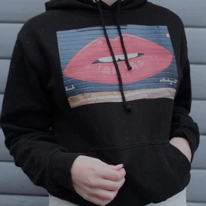 Svart The Cool Elephant hoodie - Säljer nu denna super fina hoodie från the Cool Elephant! Tröjan är använd ett fåtal gånger så den är i mycket bra skick. Nypris:600kr! Köparen står för frakt💞💞 (OBS dom vita prickarna på tröjan är snö från fotograferingen)