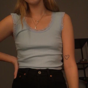 Blått linne - Blått, kort linne från topshop. Breda band med spetskant. Storlek 38.