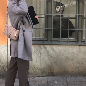 Grå kappa  - Grå kappa, mkt fint skick i strl L från H&M. Passar M och S, Köpte den i L för ville att den skulle vara lite oversize. Såå najs! Köparen står för frakt.