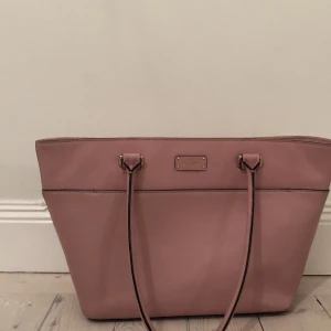 Kate spade väska  - Hej, säljer denna väska för andvänder aldrig. Helt äkta. Högsta bud får den. Start pris 1500kr. Köparen står för frakt❤️