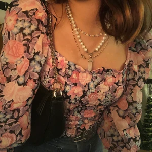 Tröja strl XS - Asgullig blommig tröja med voile tyg i storlek XS, men sitter som storlek S💖💖 Helt oanvänd, säljs för att den inte passar min stil<33