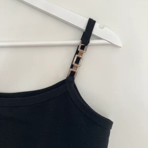 Humana vintage svart linne  - Köpt på humana, coolt för de är mer speciellt med metallen! 