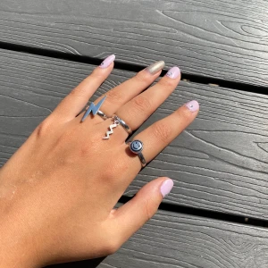 Ringar  - Superfina justerbara ringar som jag gjort själv! Mer finns hos @tinsel.uf på instagram och fler ringar hittar ni i enskilda annonser! 49kr/styck! ✨🤍 (ring med hängande blixt är såld)