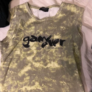 Top  - Sjukt linne. Uppskattad att vara storlek M, är i bra skick & ganska stretchig! Frakt tillkommer 