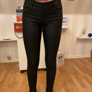 Vero Moda skinnbyxor  - Storleken på byxorna är s och avsedda för långa personer. Går såklart vika upp dem. Är 178 cm. Lite missfärgning på knappen. Men syns knappt. Annars fint skick. 