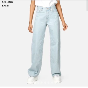 Jeans  - Ett par skit snygga jeans som jag inte använder längre. Säljer pga att jag inte använder dom 😩                                     OBS tvättar jeansen innan dom skickas 👍🏽                                 Kom privat för flera bilder 