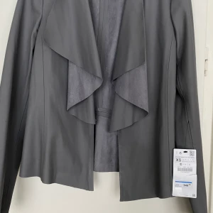 Zara jacka stl S - Helt ny, aldrig använd! Sitter snyggt på.