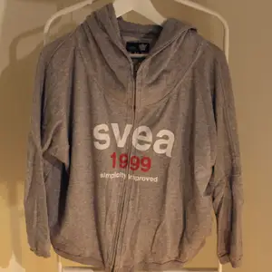 Hoodie från Svea bra skick!  Storlek: M Direkt pris: 40kr, Skriv buden till mig privat eller kommentera på bilden!  Kan även mötas upp mellan Varberg & Göteborg Köpare står för frakten (Du bestämmer vilket paket så länge det uppfyller vikt och storleks kraven)