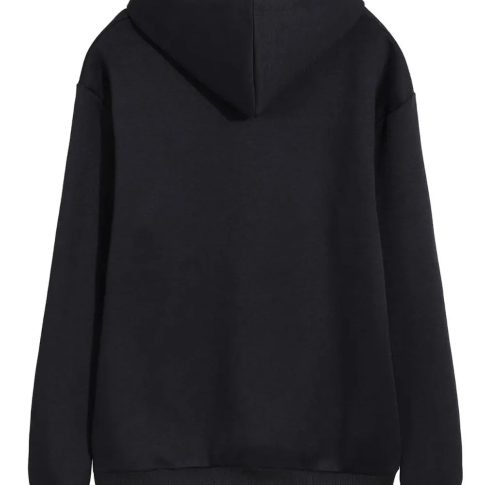 Jättefin svart hoodie från SHEIN, köpte den precis och använt lite men fortfarande i toppen skick. Säljer då jag hittat en annan hoodie som jag gillar mer💕 köparen står för frakt🤍. Tröjor & Koftor.