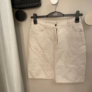 Kjol - Linne-kjol köpt second hand. Jättefin att ha som den är eller klippa av och gör den kortare. Aldrig använd 