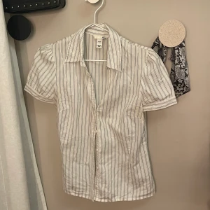 Skjorta - Jättefin skjorta från hm. Köpt på second hand. Använd 2 gånger. 