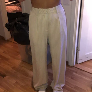 Nakd kostymbyxor  - Säljer pga dom är för långa för mig, jag är 162cm. Dom är aldrig använda förutom för bilderna. 