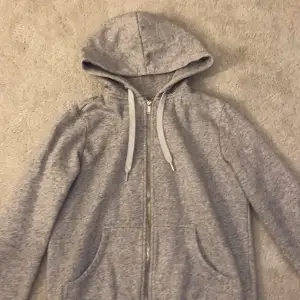 säljer min gråa zip hoodie ifrån hm ii storleken S, nästan aldrig använts