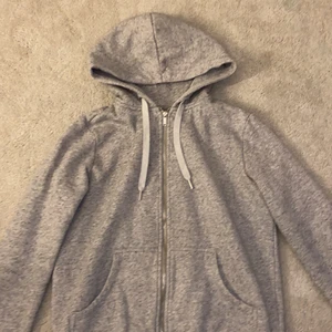 zip hoodie - säljer min gråa zip hoodie ifrån hm ii storleken S, nästan aldrig använts