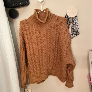 Stickadtröja  - Fin och mysig stickad tröja. Använd ett par gånger med bra skick. 