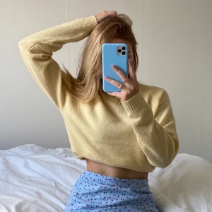 Gul stickad tröja - Uppvikt på bilden