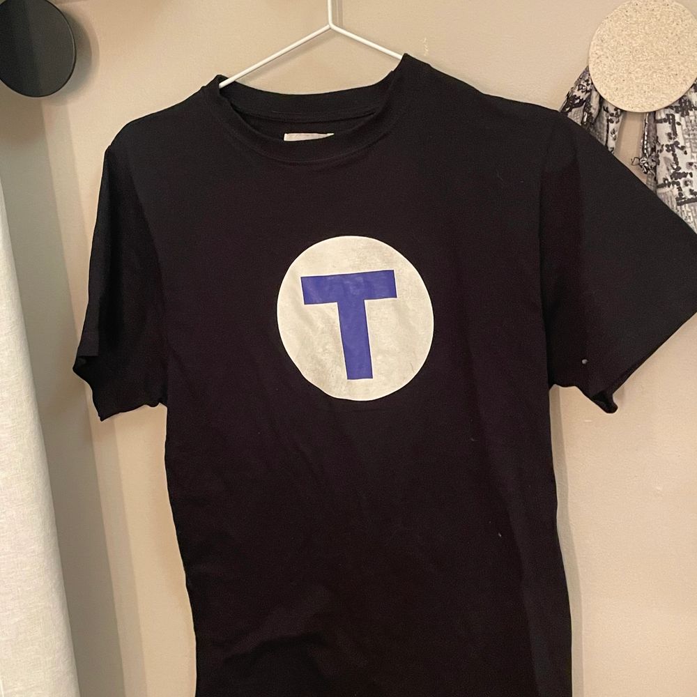 Tunnelbana t-shirt. Köpt second hand, använd 2 gånger. . T-shirts.