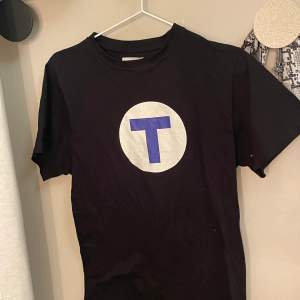 Tunnelbana t-shirt. Köpt second hand, använd 2 gånger. 