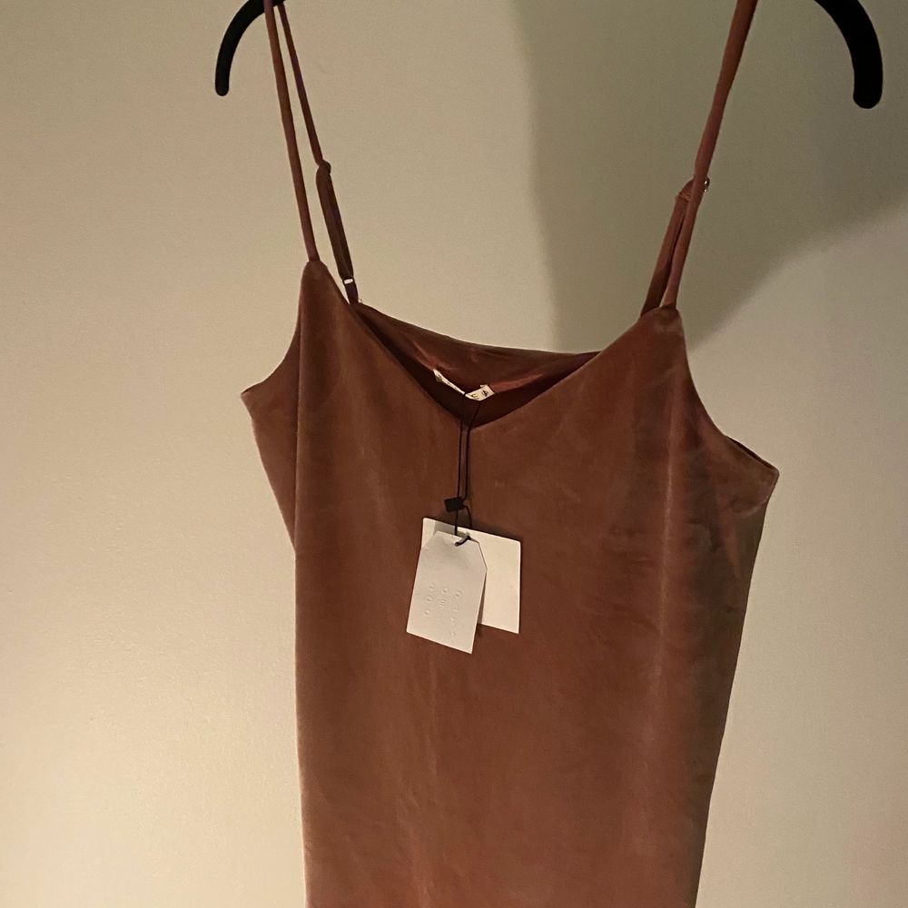 Very nice soft (daim like fabric) top, with a double lining on the chest (covers if you want to not wear a bra). It’s new, the tag is still on! The size is M. Toppar.