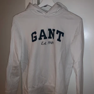 Vit Gant hoodie  - Hoodien passar ej längre. Bra skick! 300kr med frakt!