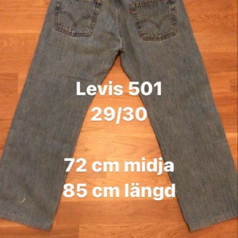 Säljer dessa vintage Levis jeans som jag köpte här på Plick, men aldrig använt då de va för korta för mig:( Köpte dom för 350kr men kan diskutera priset💖 köparen står för frakten (andra bilden är från personen jag köpte dom av) Skriv för fler bilder🥰. Jeans & Byxor.