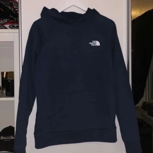 The North Face hoodie herr M - Säljer min killes hoodie i herr stl M i marinblå. Men funkar lika bra till tjejer också såklart. Den är endast använd 1-2 gånger och är tvättat en gång!💗