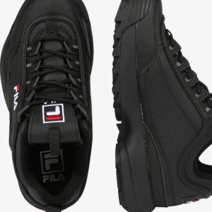 Fila  - fila skor  i väldigt bra skick, använt ett par gånger i storlek 39