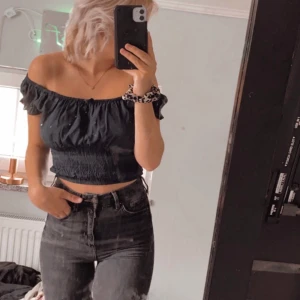 Topp - Säljer en marinblå topp, haft den i 1-2 år, knappt använd. 